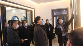 2月26日下午，縣委高書記一行來景泰玻璃督導企業復工復產、疫情防控及安全生產情況，并參觀、考察景泰門窗工廠。